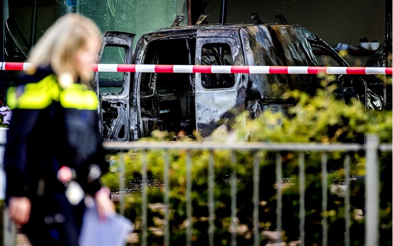 Kombijem se zabio u zgradu najčitanijih nizozemskih novina i pobjegao, potraga u tijeku